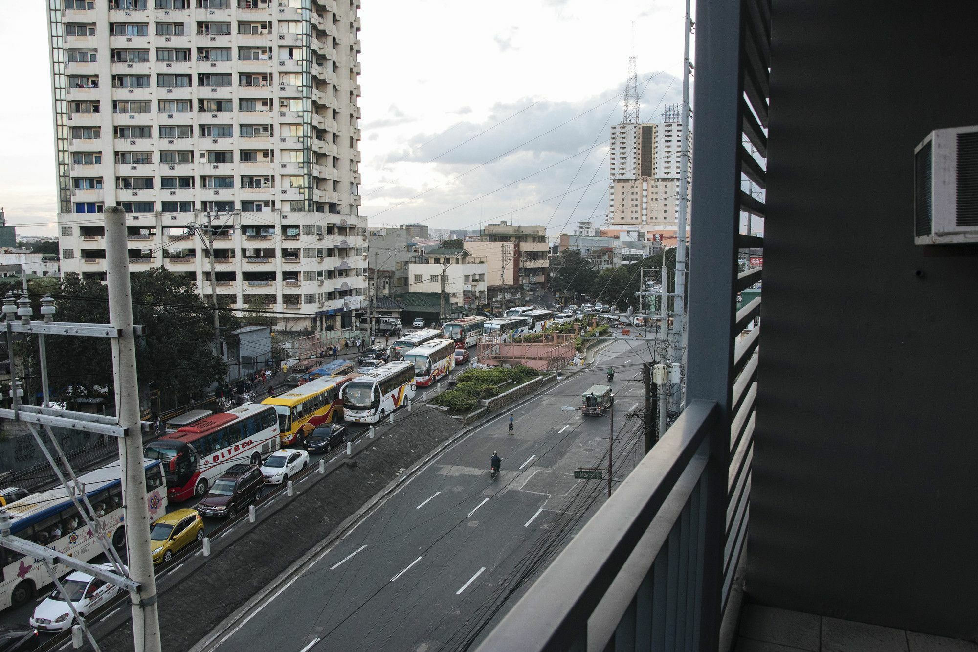 Reddoorz Plus @ Buendia Ave Makati Makati City Exterior photo